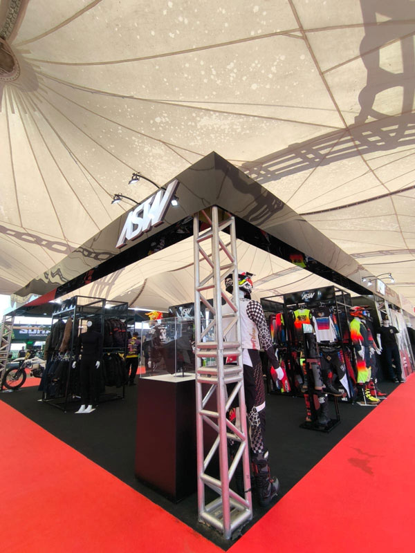Estrutura de Box Truss em alumínio sustentando iluminação e som em um evento corporativo feito pela VST Produções