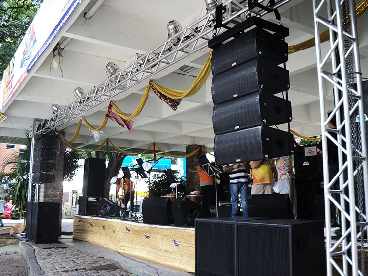 Sistema de som profissional instalado para um evento ao vivo, garantindo áudio de alta qualidade feito pela VST Produções