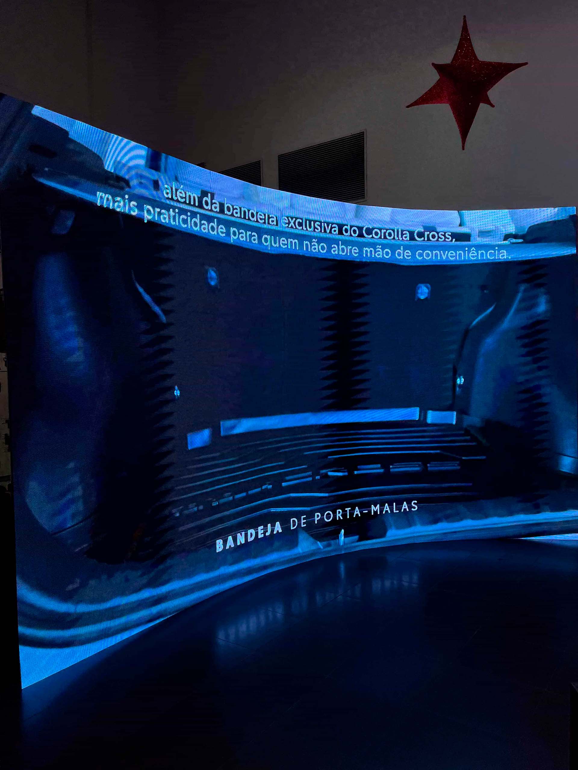 Painel de LED curvado exibindo gráficos vibrantes em um evento de lançamento de produto feito pela VST Produções